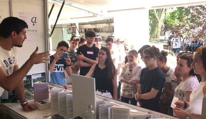 Los alumnos de 4ºESO en la feria del libro haciendo una entrevista al editor David Matías